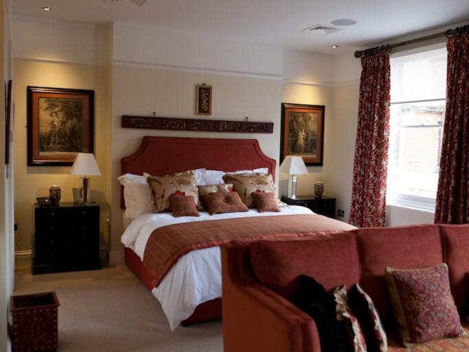 Gilbey'S Bar, Restaurant & Townhouse Bed & Breakfast Windsor Exterior photo